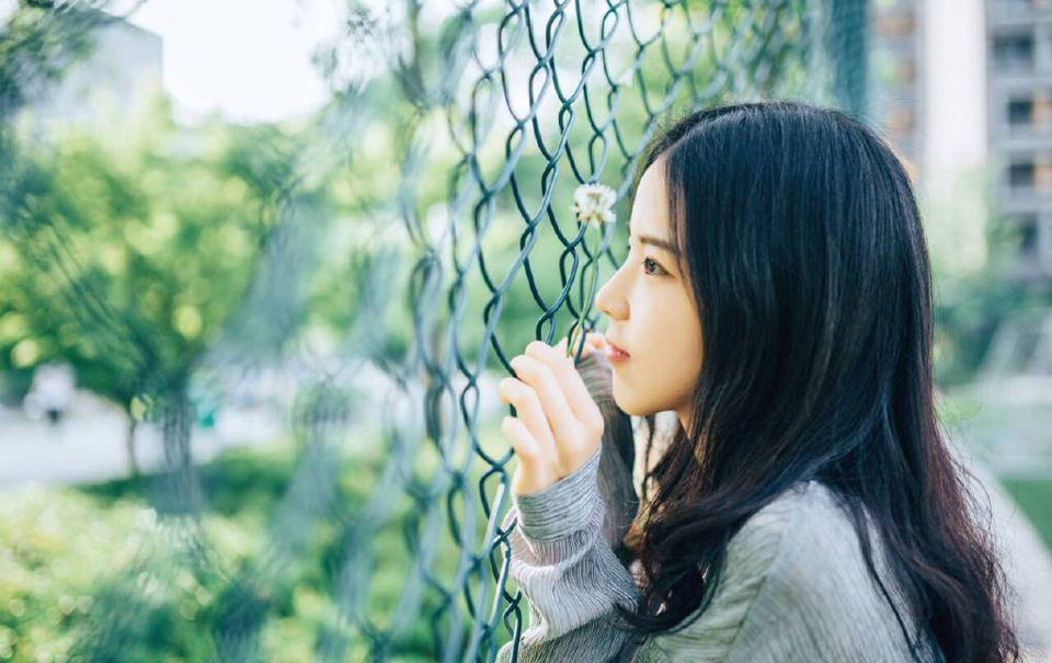 整个江岸一下子因为周瑜阵亡消息的真实性陷入了混乱。